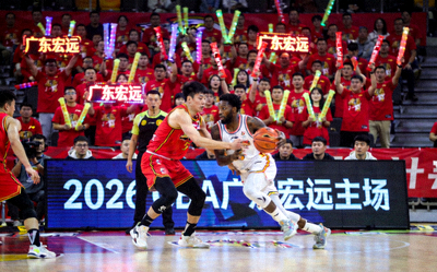 2026年CBA联赛广东宏远队主场赛事 - 观众席与场上激烈对抗